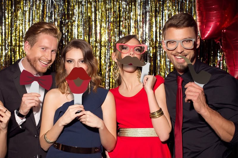 Amis prenant une photo ensemble avec accessoires photobooth PixBox au Maroc